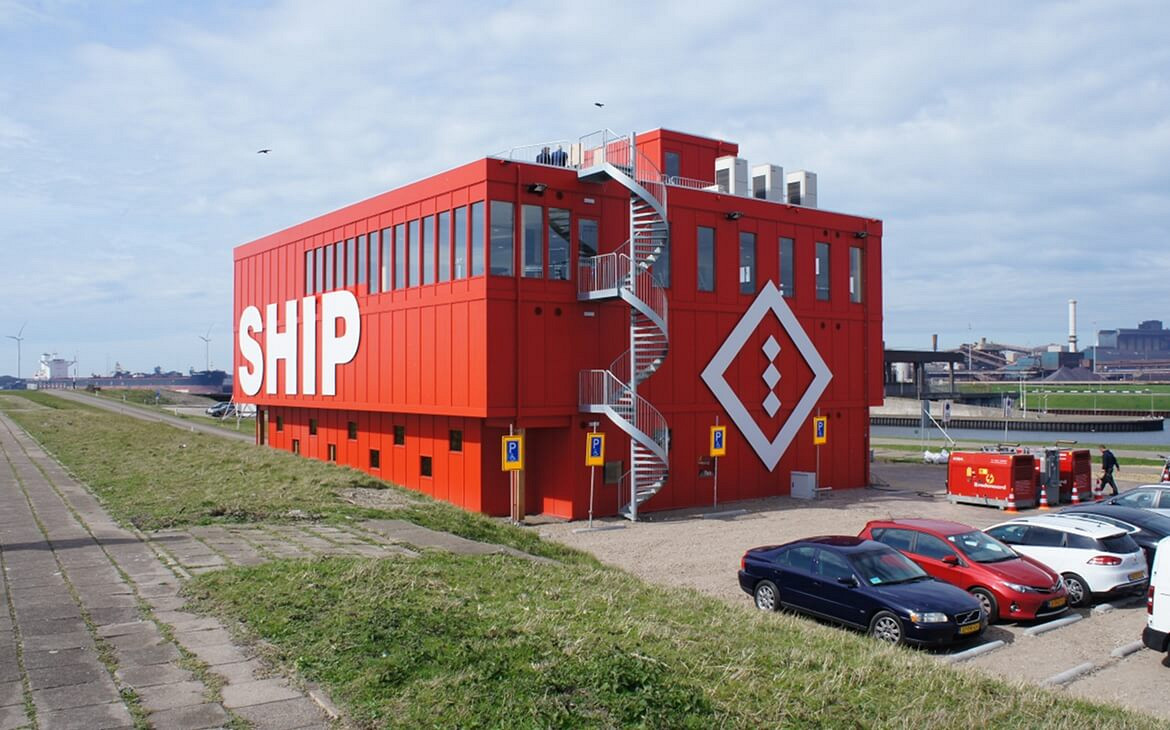 gebouw vanaf sluis